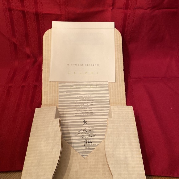 Elvis Presley: Looking at a Legend Delphi Collector Plate - 8 1/2” - Picture 6 of 7